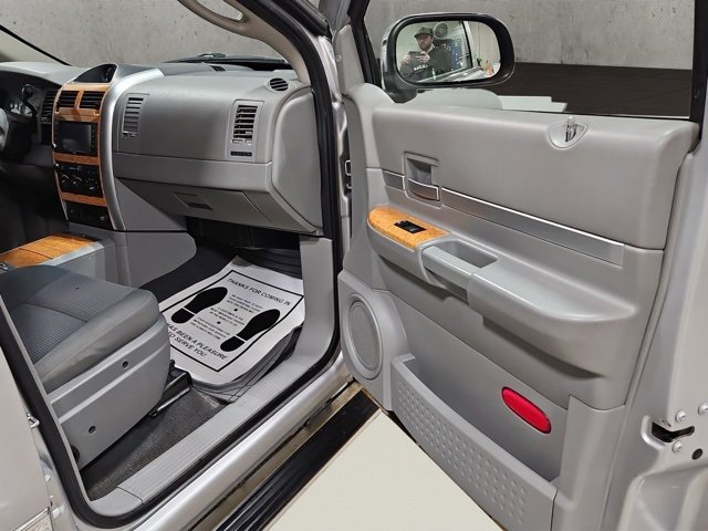 Used 2009 Chrysler Aspen Limited image 18