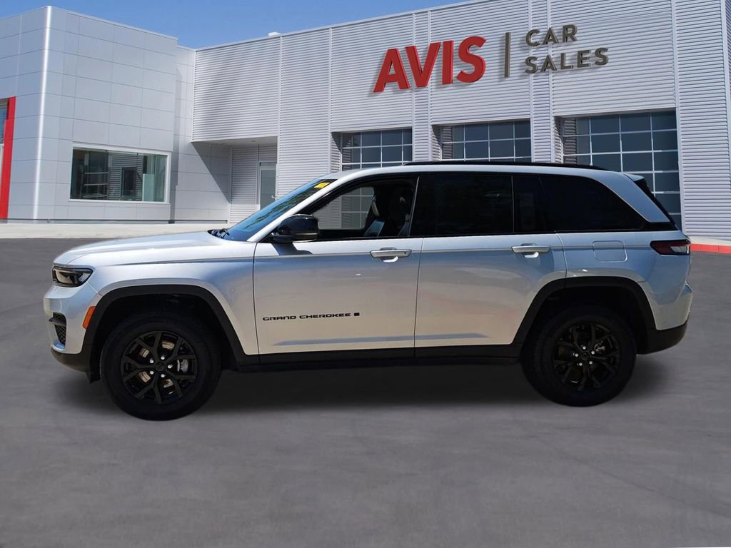 Used 2025 Jeep Grand Cherokee Altitude AWD/4WD image 2