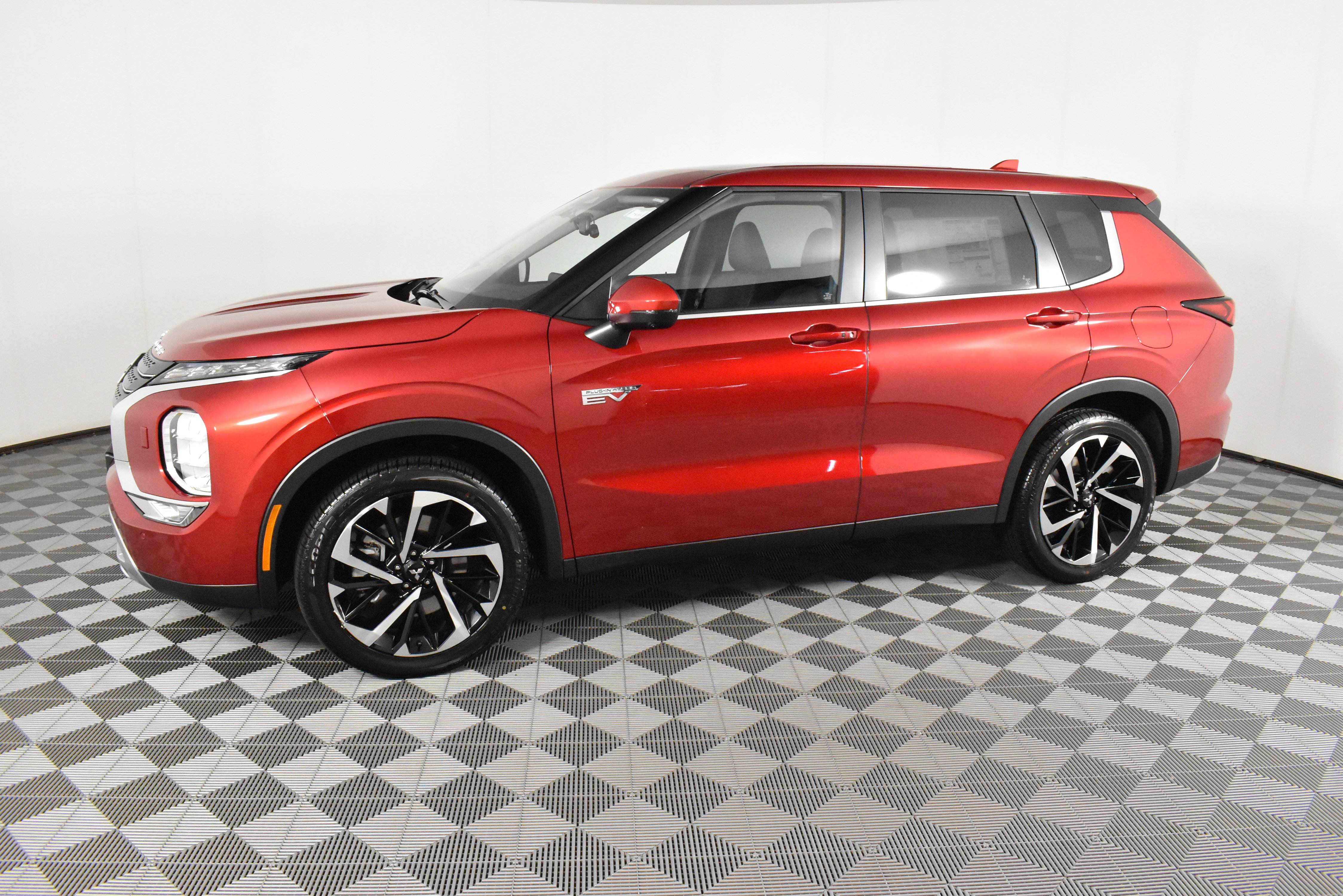 Used 2025 Mitsubishi Outlander SE image 9