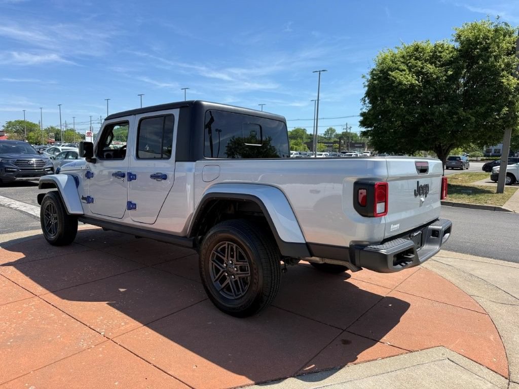Used 2024 Jeep Gladiator Sport AWD/4WD image 4