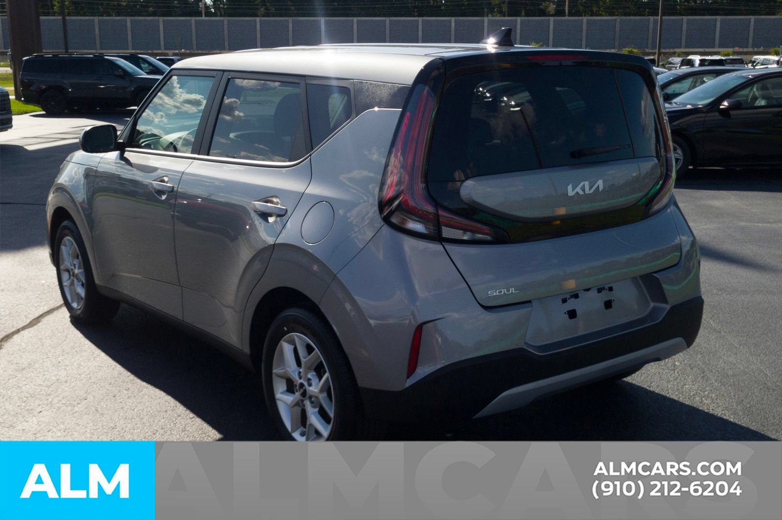 Used 2025 Kia Soul LX w/ LX Technology Package FWD image 9