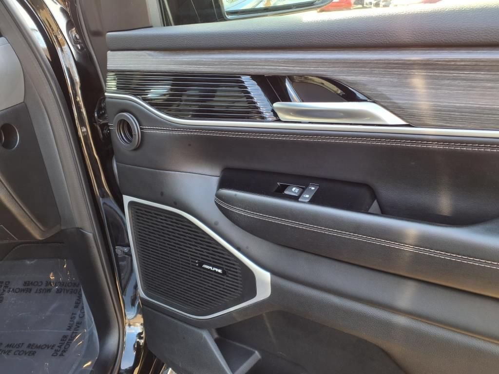 Used 2023 Jeep Wagoneer L Series II AWD/4WD image 12
