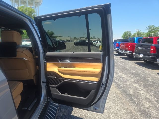 Used 2025 Jeep Grand Wagoneer L Series III w/ Rear Seat Video Group 1 AWD/4WD image 24