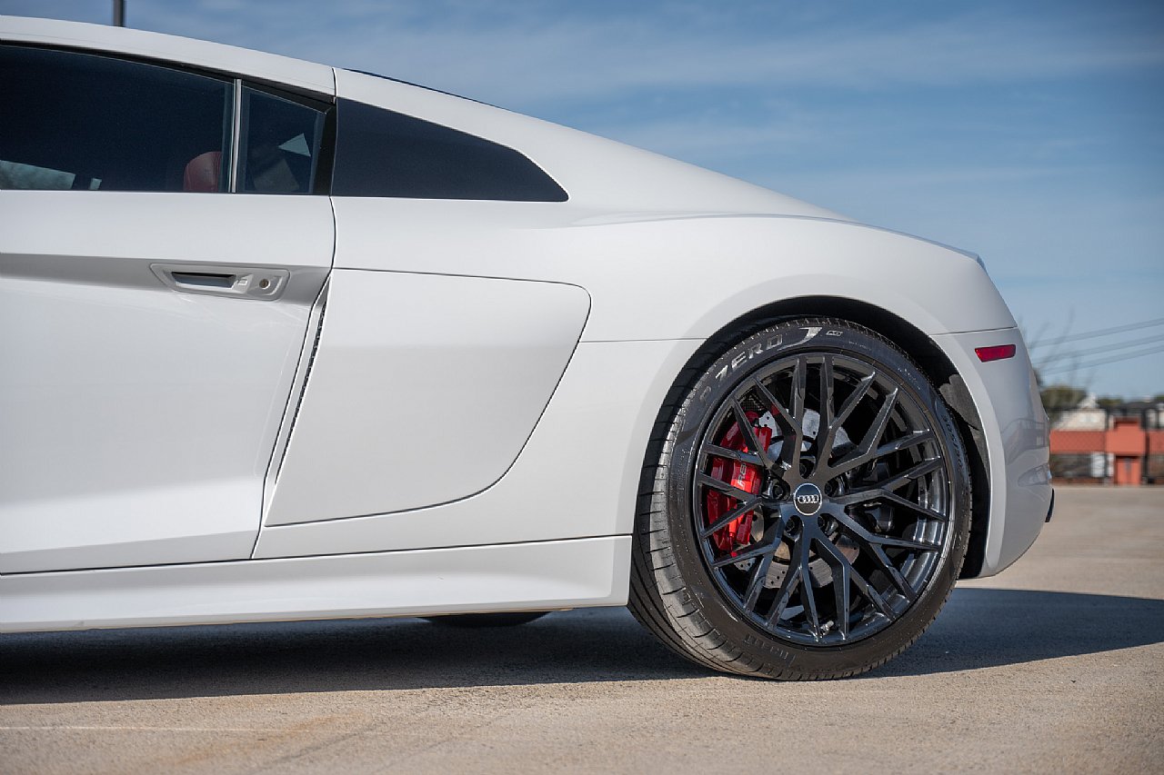 Used 2018 Audi R8 V10 w/ Premium Package RWD image 18