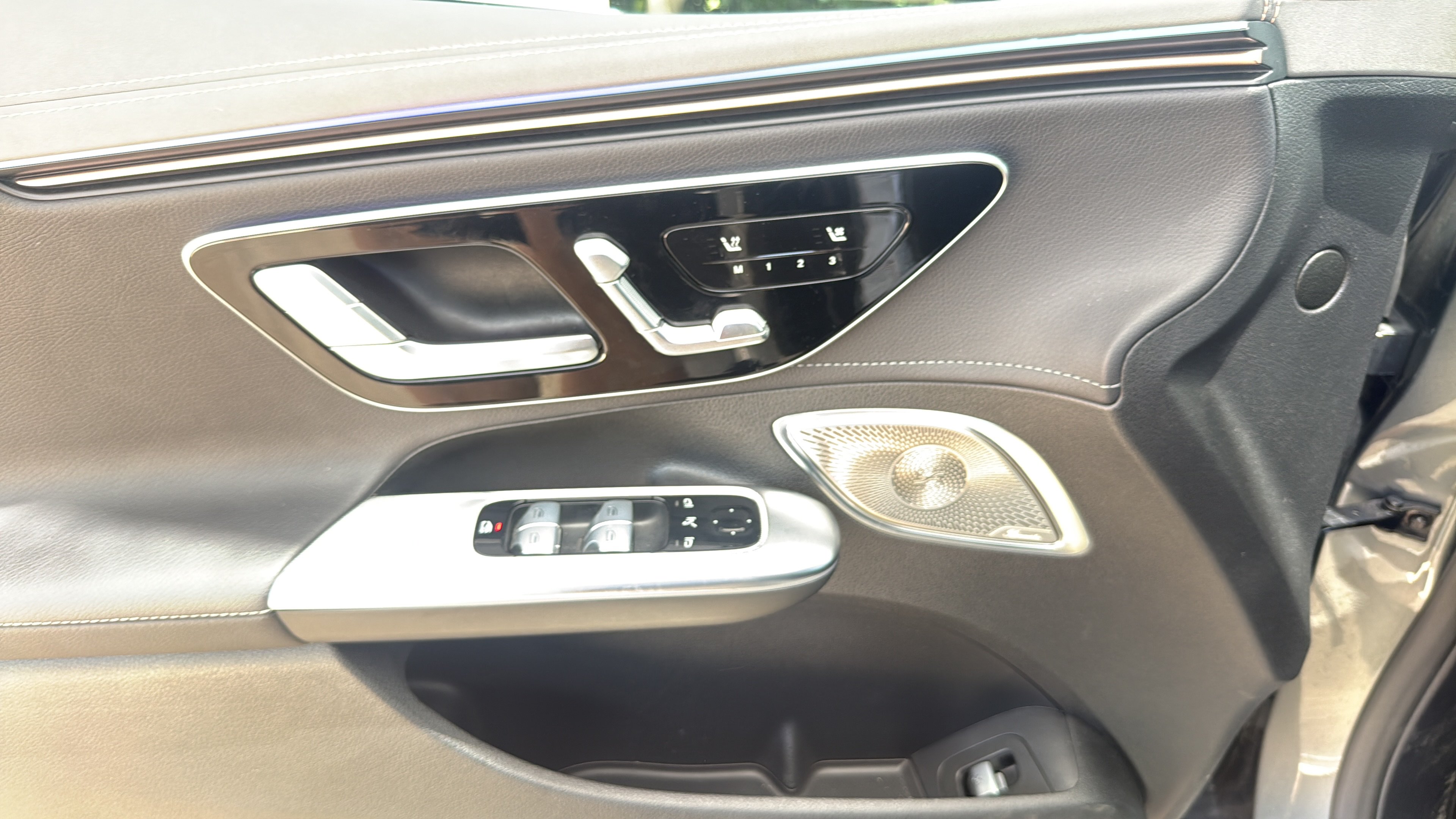 Used 2023 Mercedes-Benz EQE 500 4MATIC Sedan w/ Exclusive Trim Package image 11