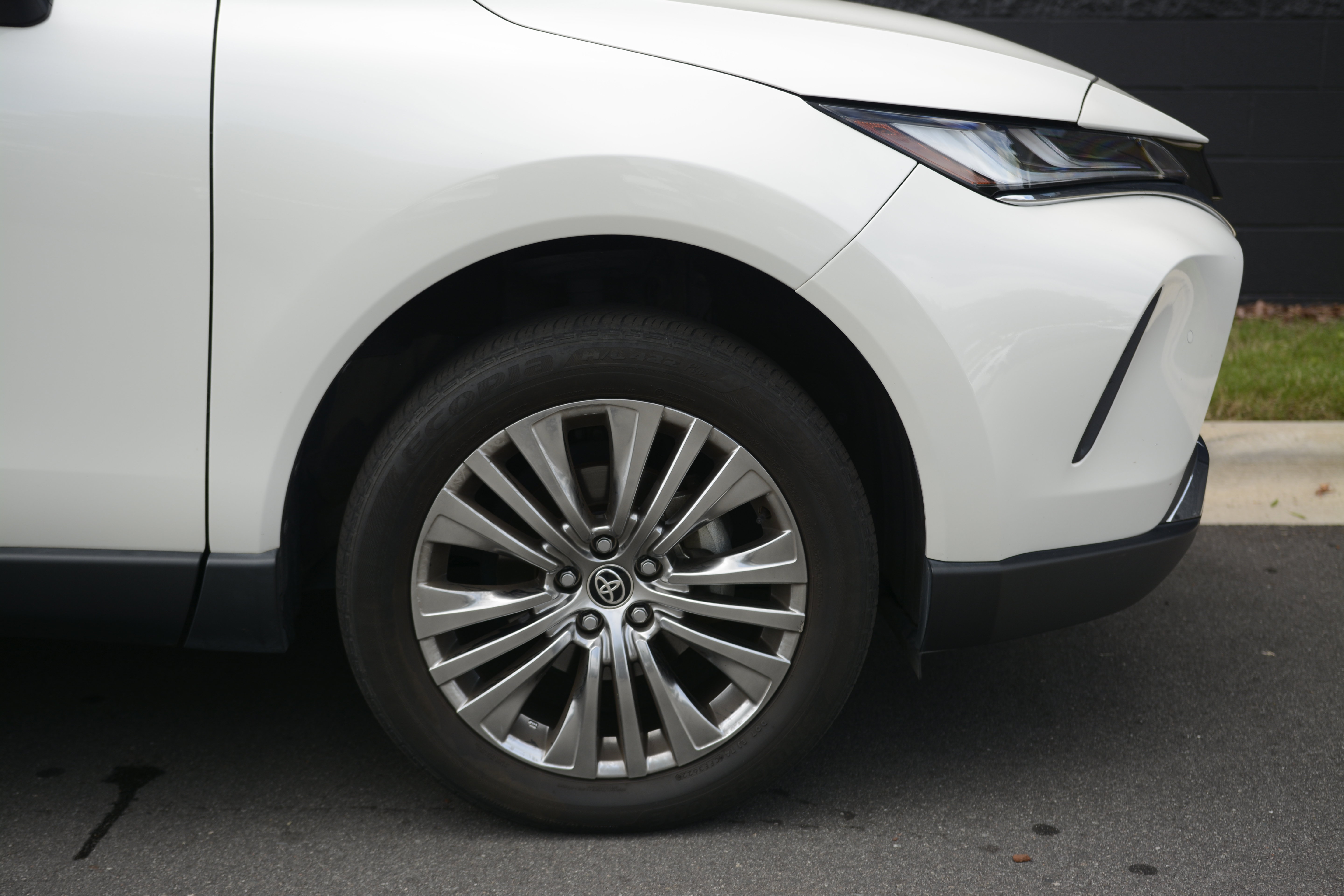 Used 2022 Toyota Venza XLE AWD/4WD image 39