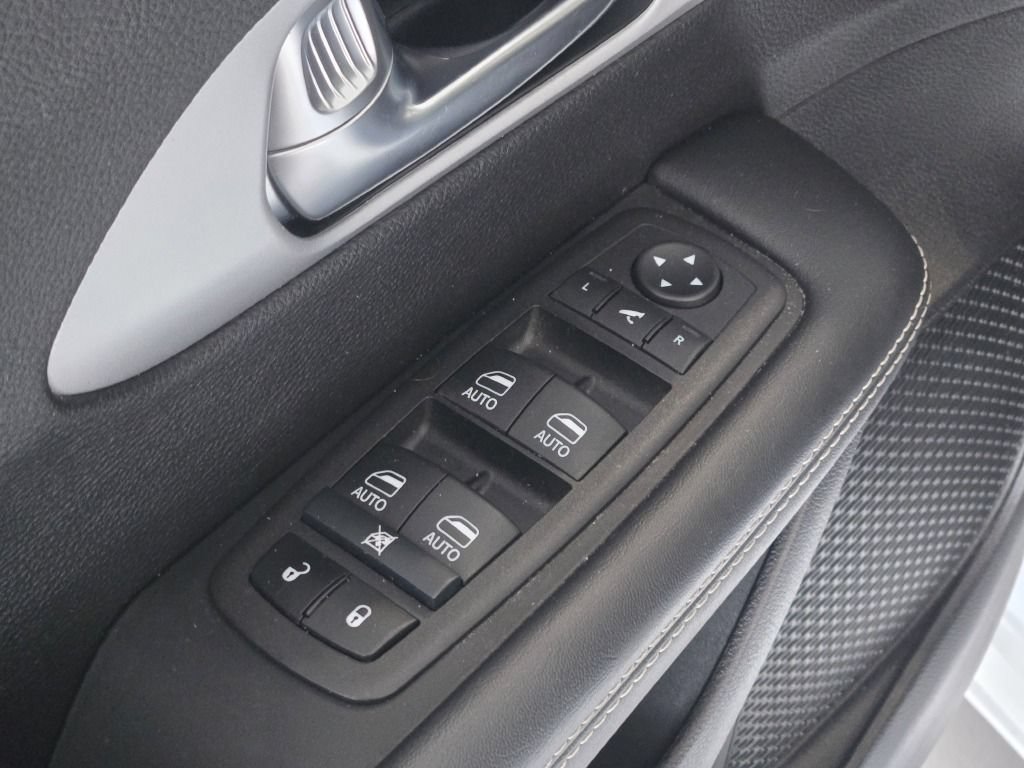 Used 2025 Chrysler Pacifica Limited FWD image 21