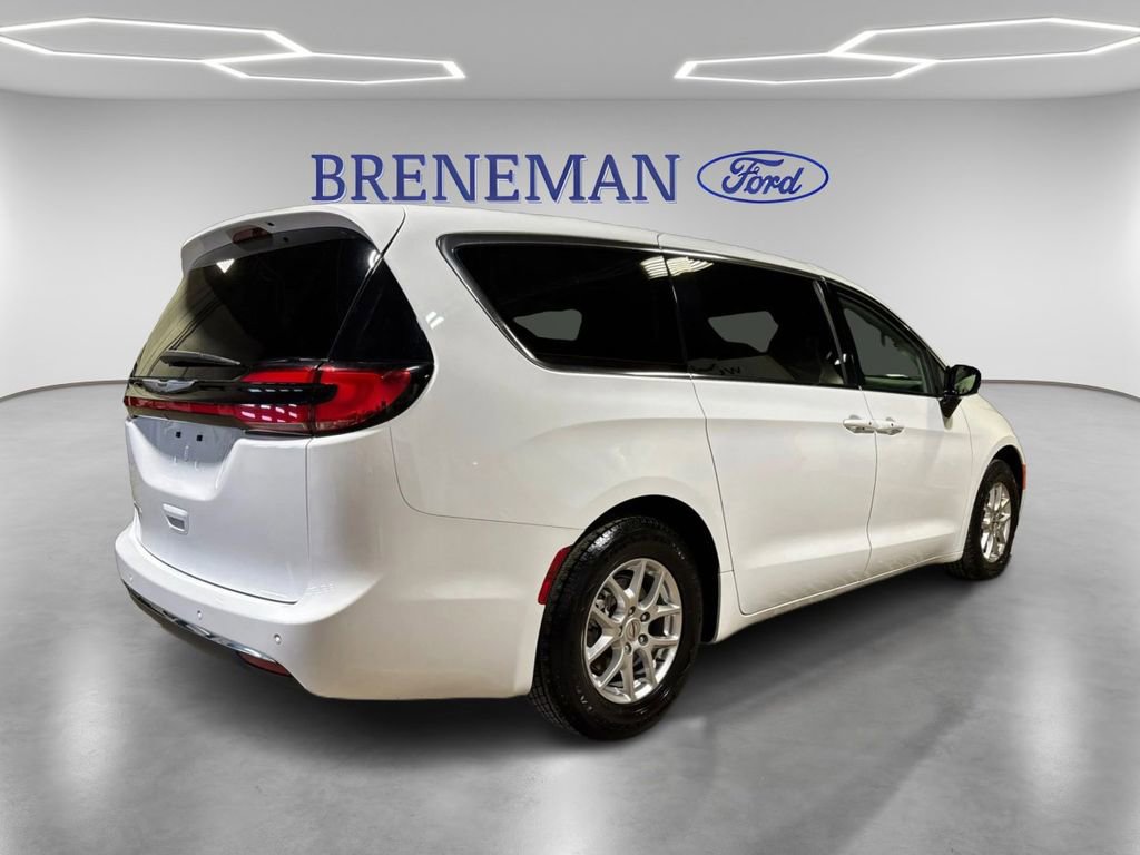 Used 2024 Chrysler Pacifica Touring-L image 5