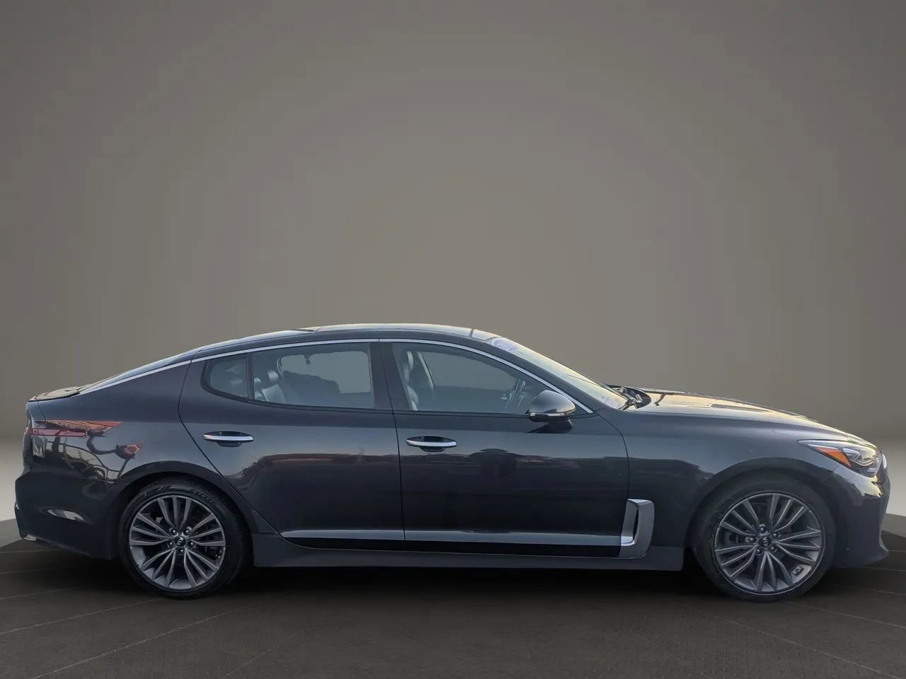 Used 2019 Kia Stinger Premium image 4