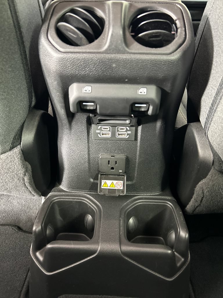 Used 2025 Jeep Wrangler Unlimited Sahara AWD/4WD image 18