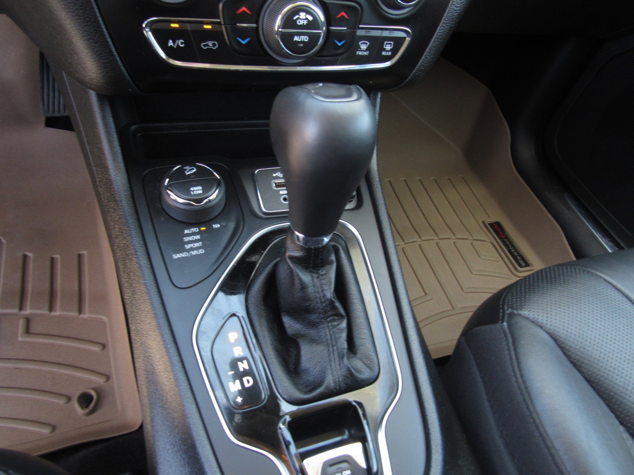 Used 2021 Jeep Cherokee Limited w/ Elite Package AWD/4WD image 21