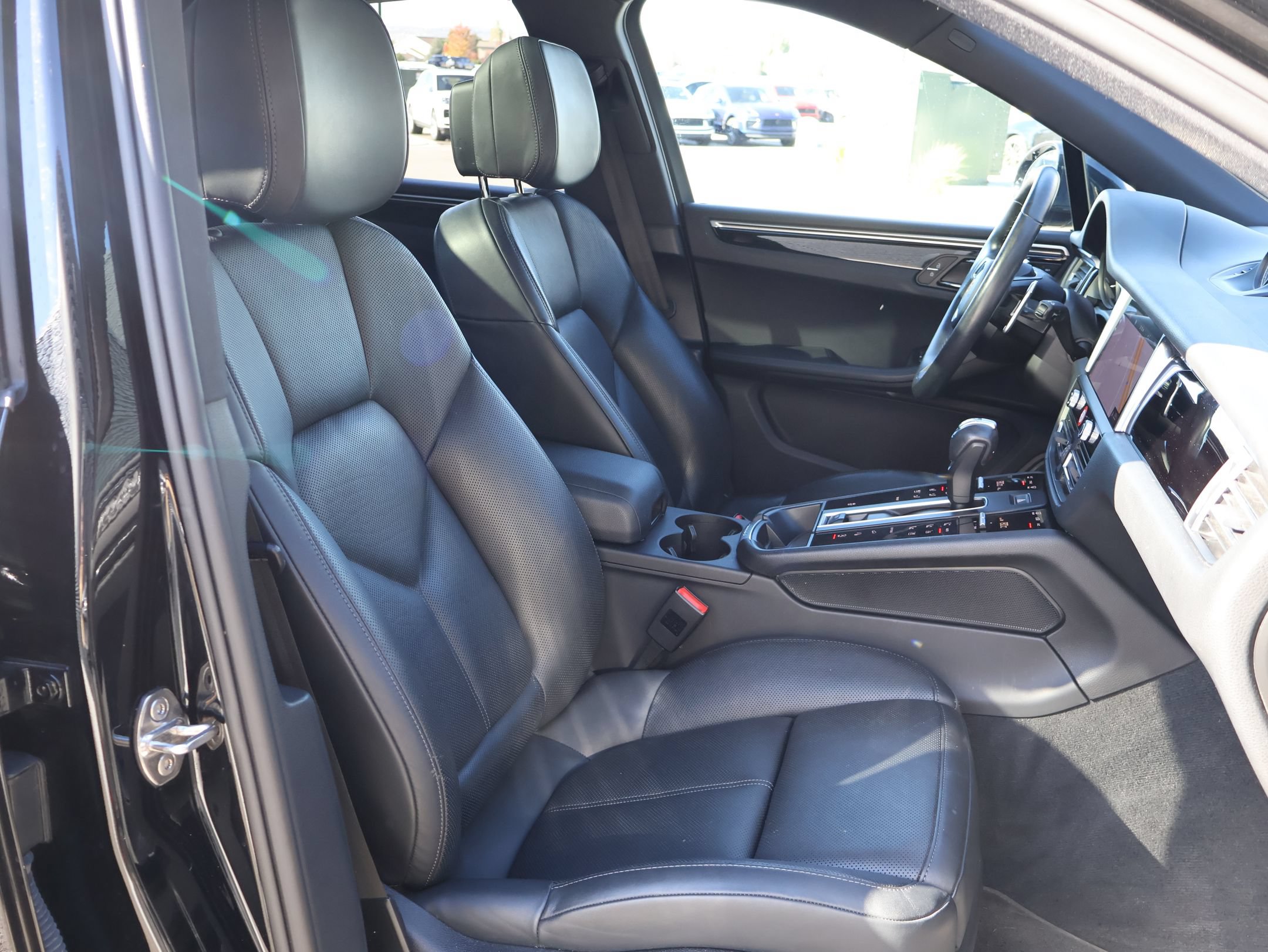 Certified 2023 Porsche Macan AWD/4WD image 30