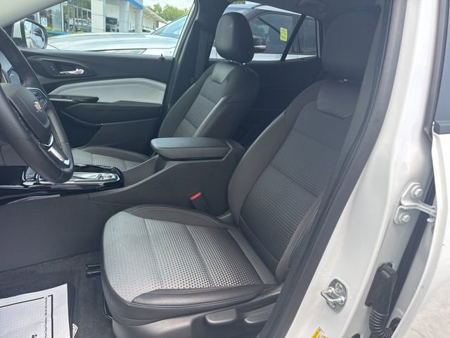 Used 2025 Chevrolet Trax LT w/ LT Convenience Package image 4