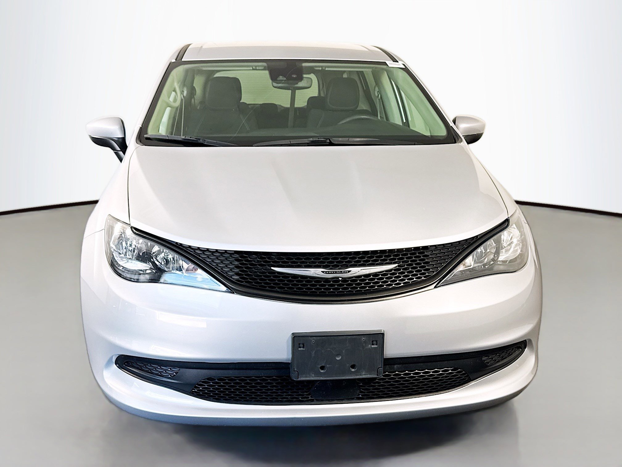 Used 2023 Chrysler Voyager LX FWD image 2