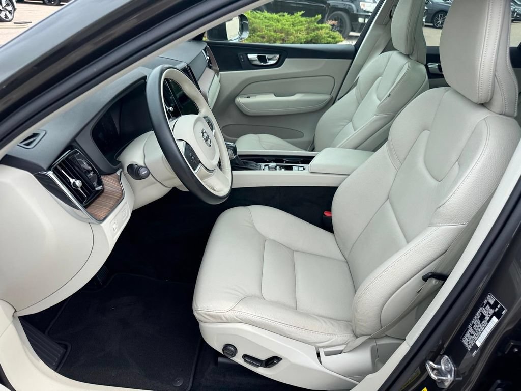 Used 2021 Volvo XC60 T5 Momentum w/ Premium Package FWD image 8
