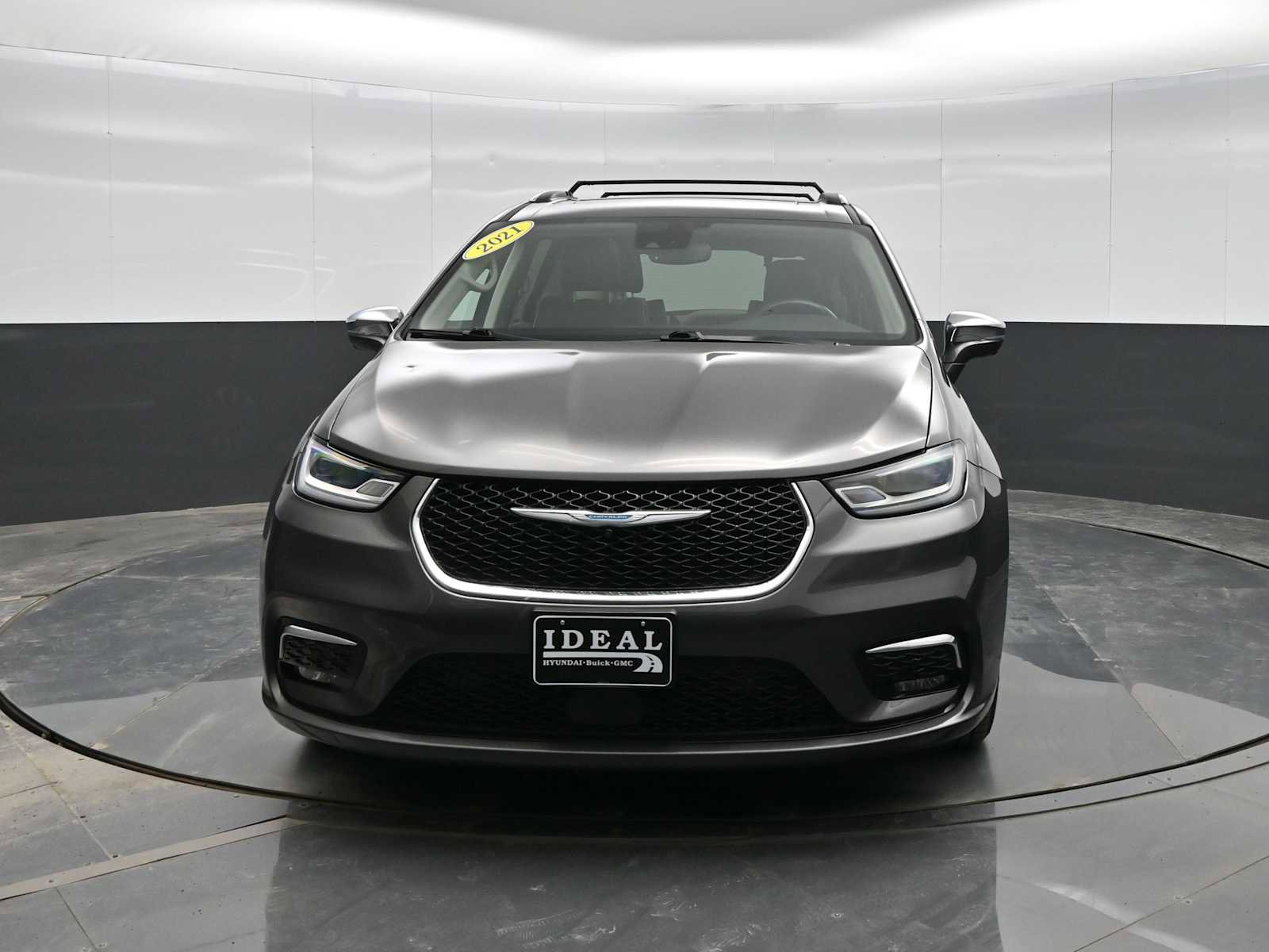 Used 2021 Chrysler Pacifica Limited w/ Uconnect Theater Family Group image 3