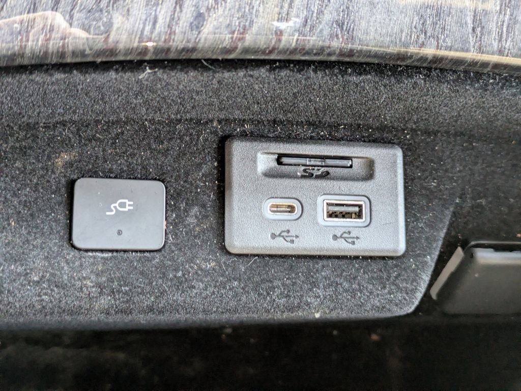 Certified 2022 Cadillac Escalade Premium Luxury image 31