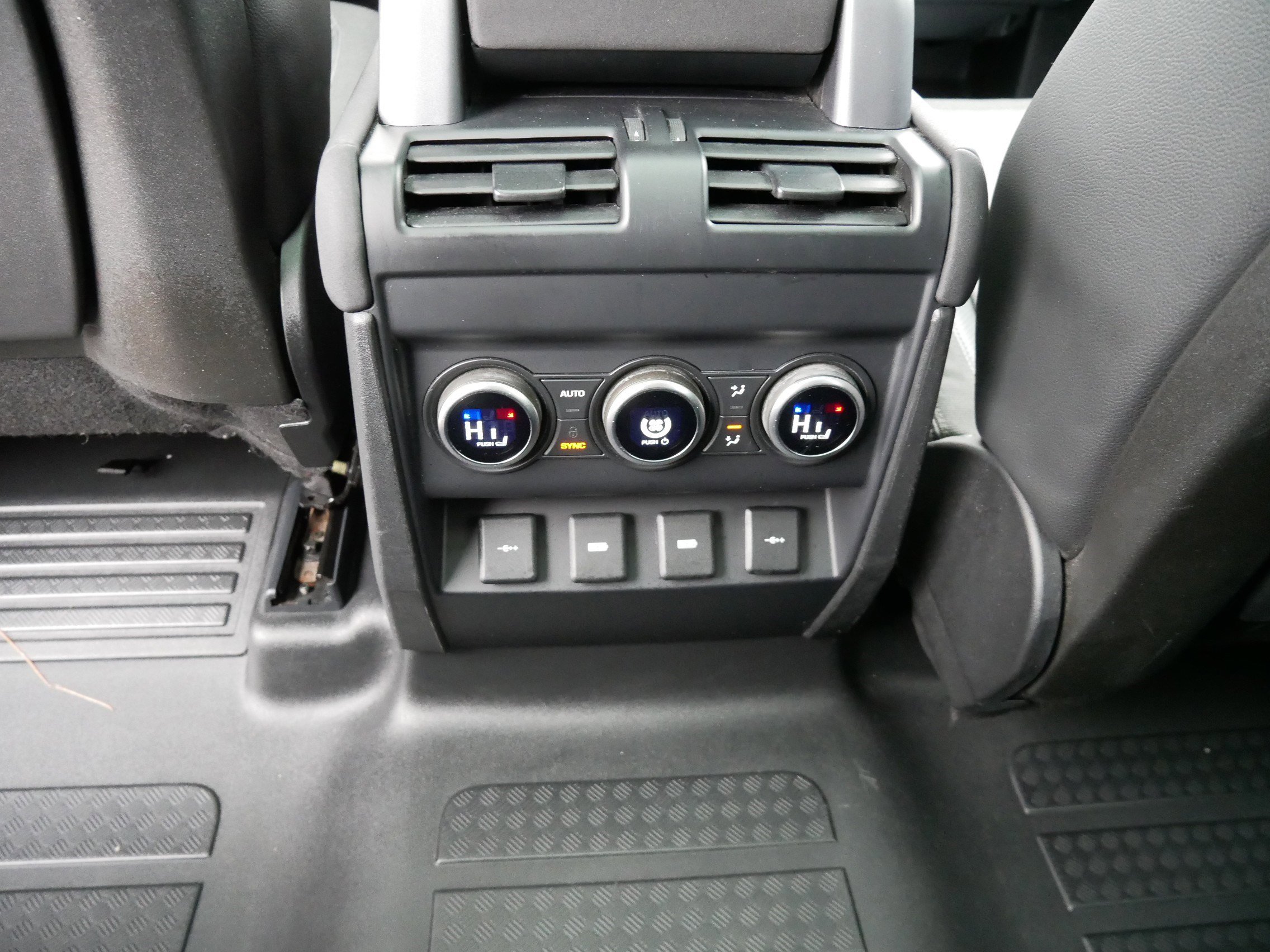 Used 2020 Land Rover Defender 110 SE image 17