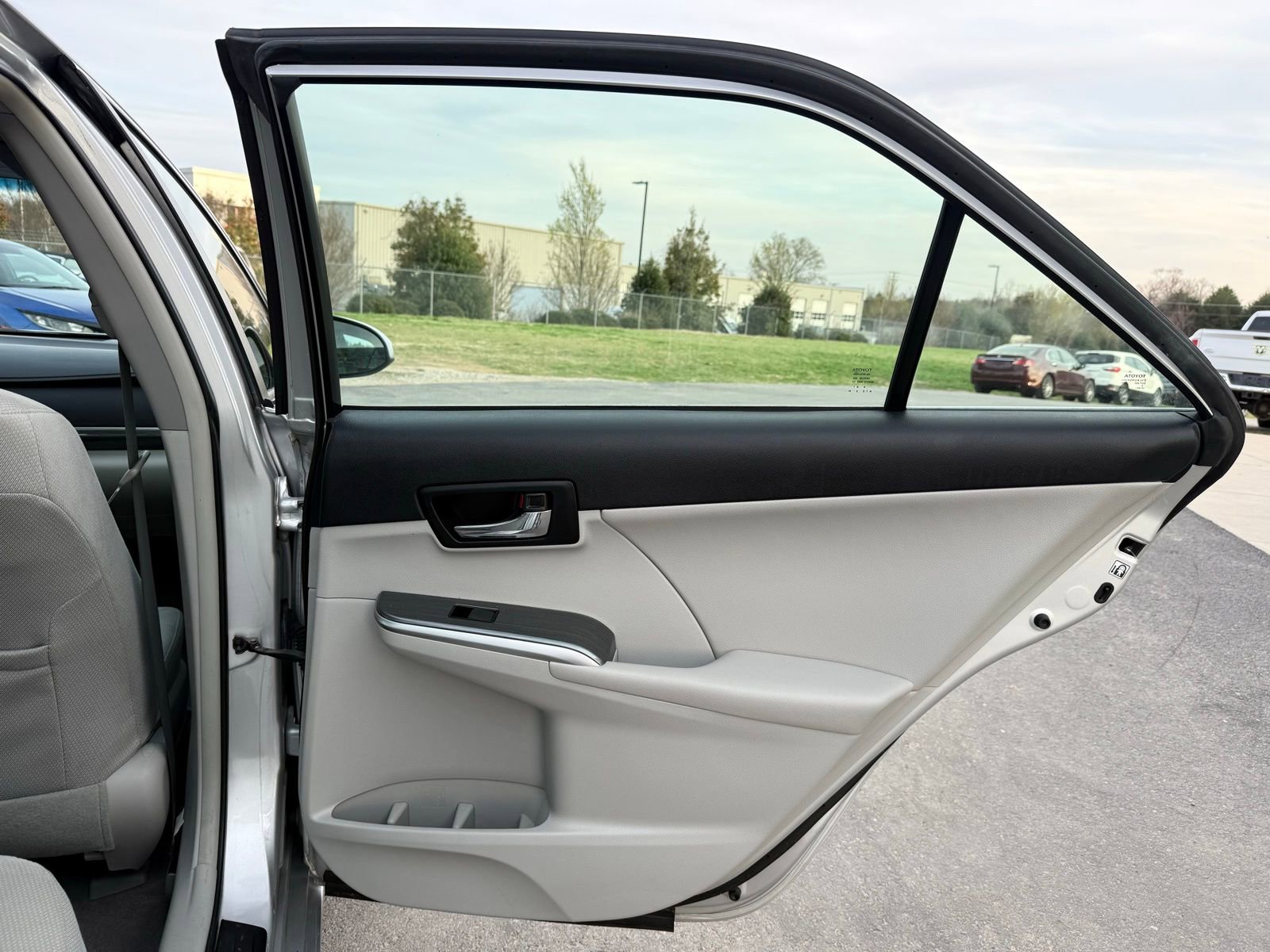 Used 2013 Toyota Camry XLE w/ Convenience Pkg image 19