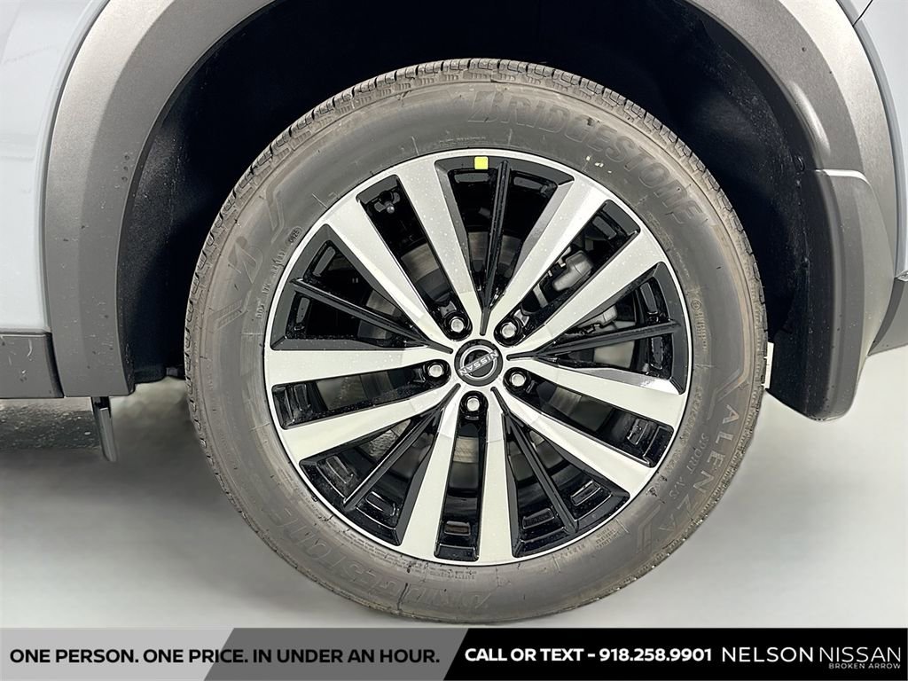 New 2025 Nissan Pathfinder Platinum w/ Black Appearance Package image 34