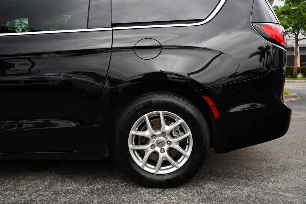Used 2024 Chrysler Pacifica Touring-L image 13