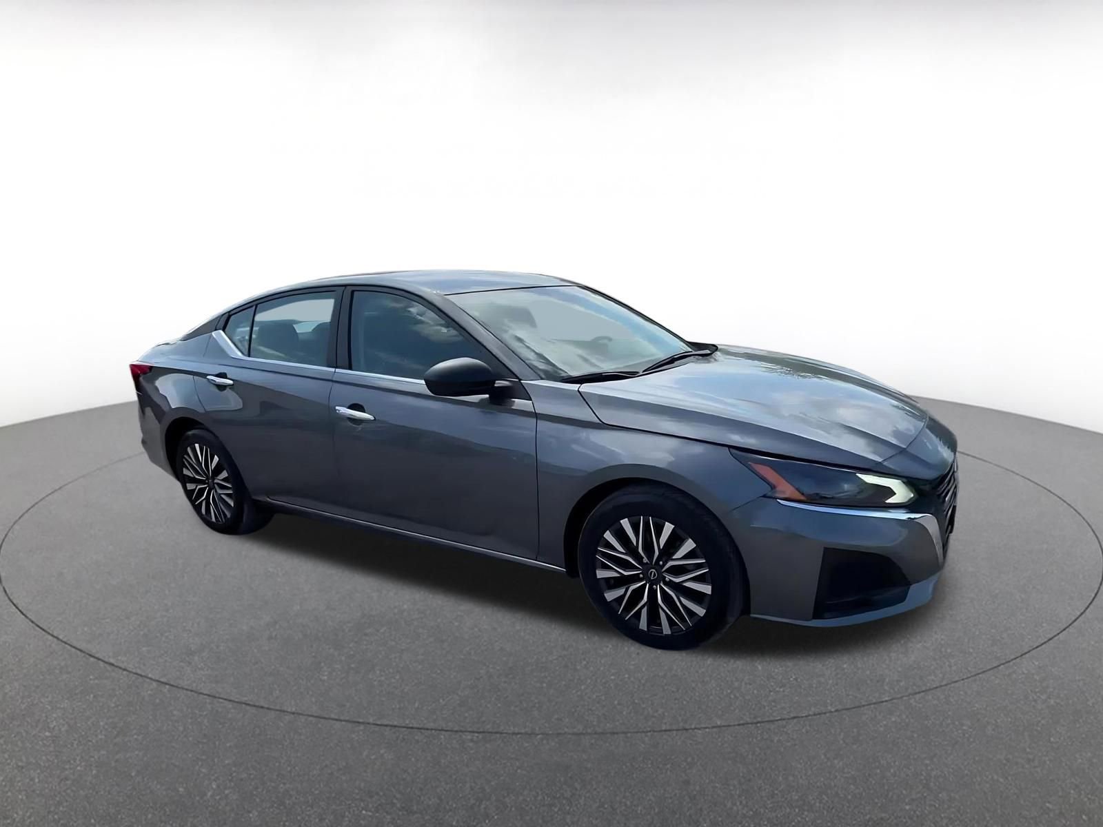 Used 2025 Nissan Altima 2.5 SV FWD image 2
