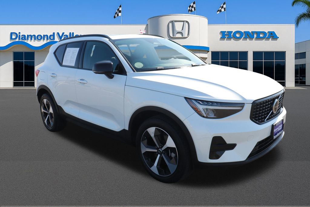 Used 2024 Volvo XC40 B5 Core