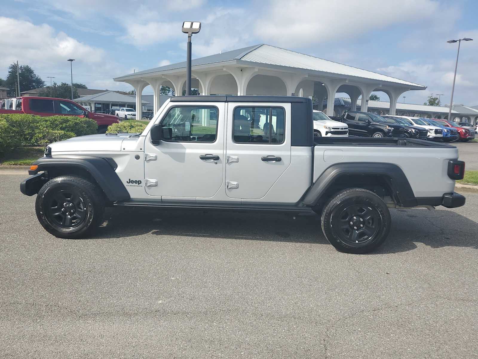 Used 2024 Jeep Gladiator Sport image 2