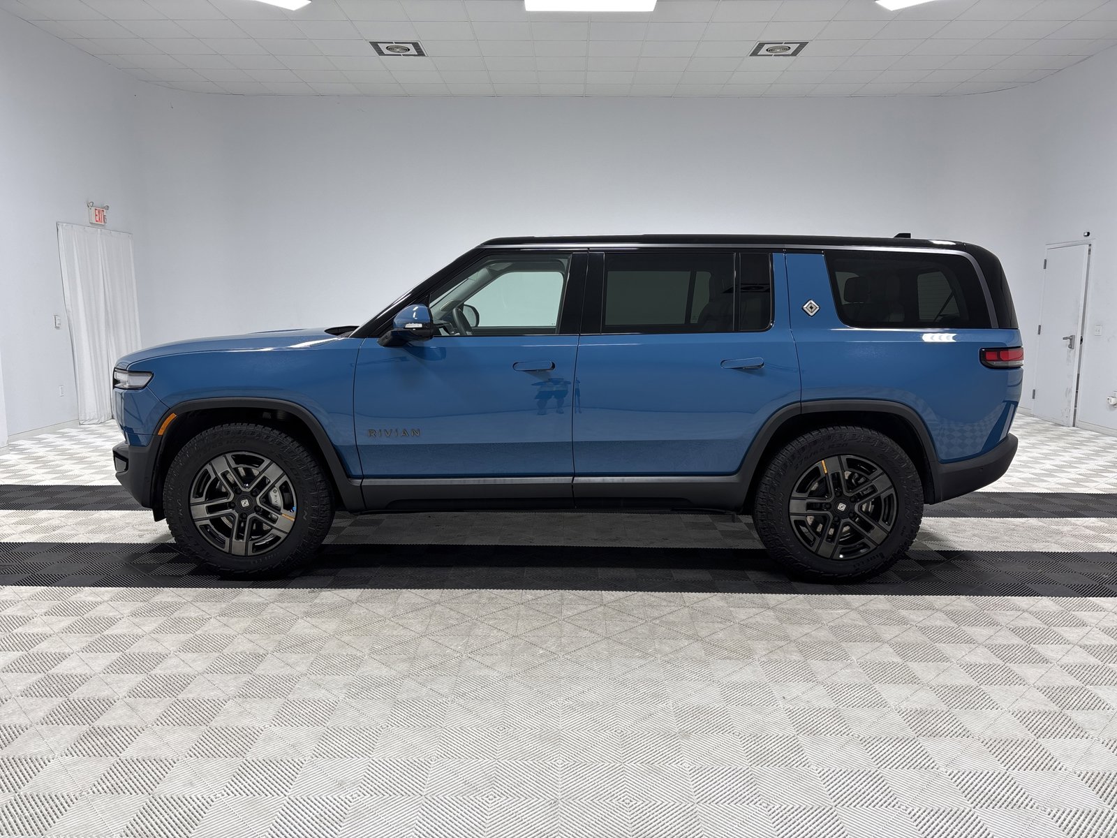Used 2025 Rivian R1S Adventure AWD/4WD image 2