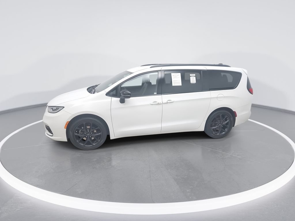 Used 2024 Chrysler Pacifica Touring-L w/ S Appearance Package FWD image 4