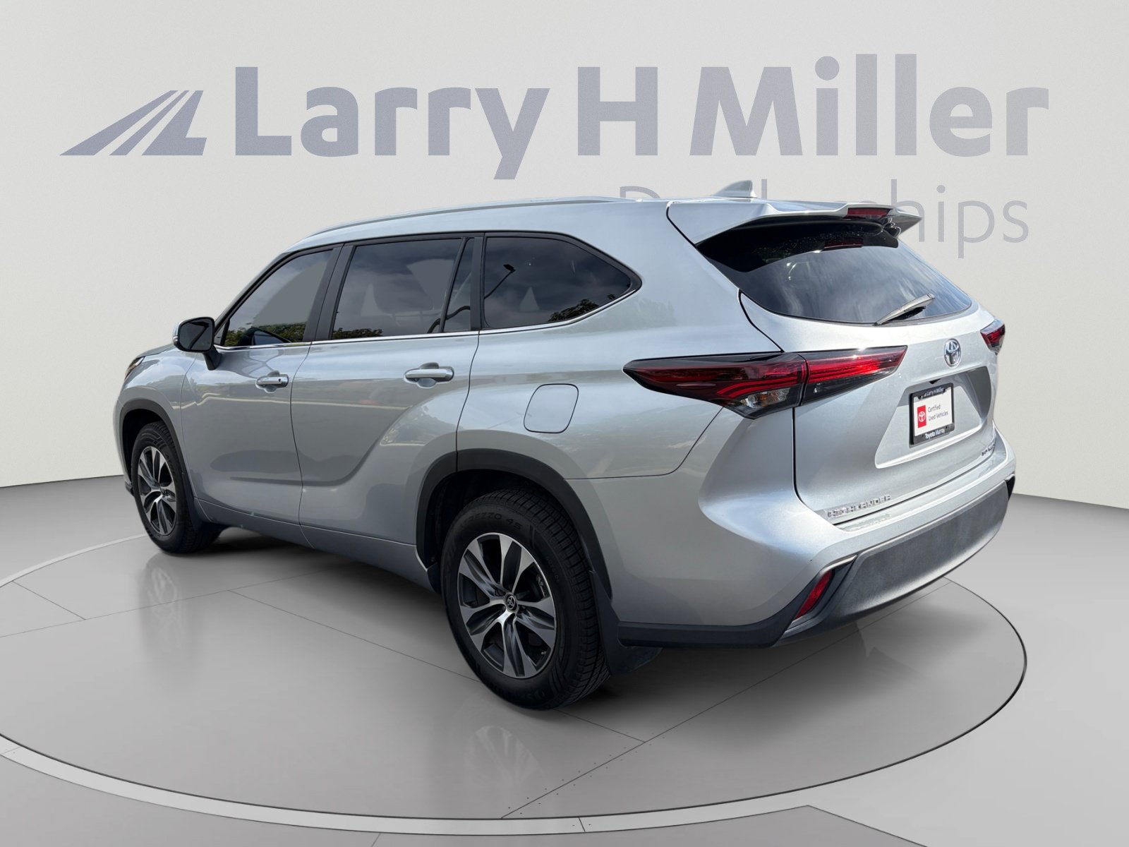 Used 2024 Toyota Highlander XLE AWD/4WD image 3