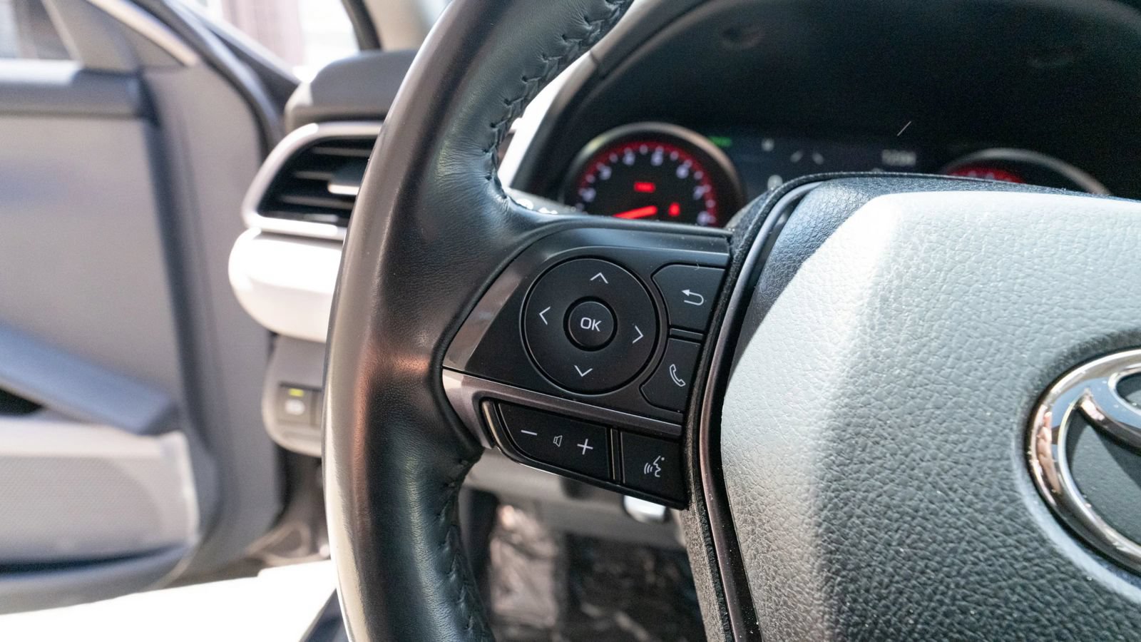 Used 2023 Toyota Camry XSE FWD image 32