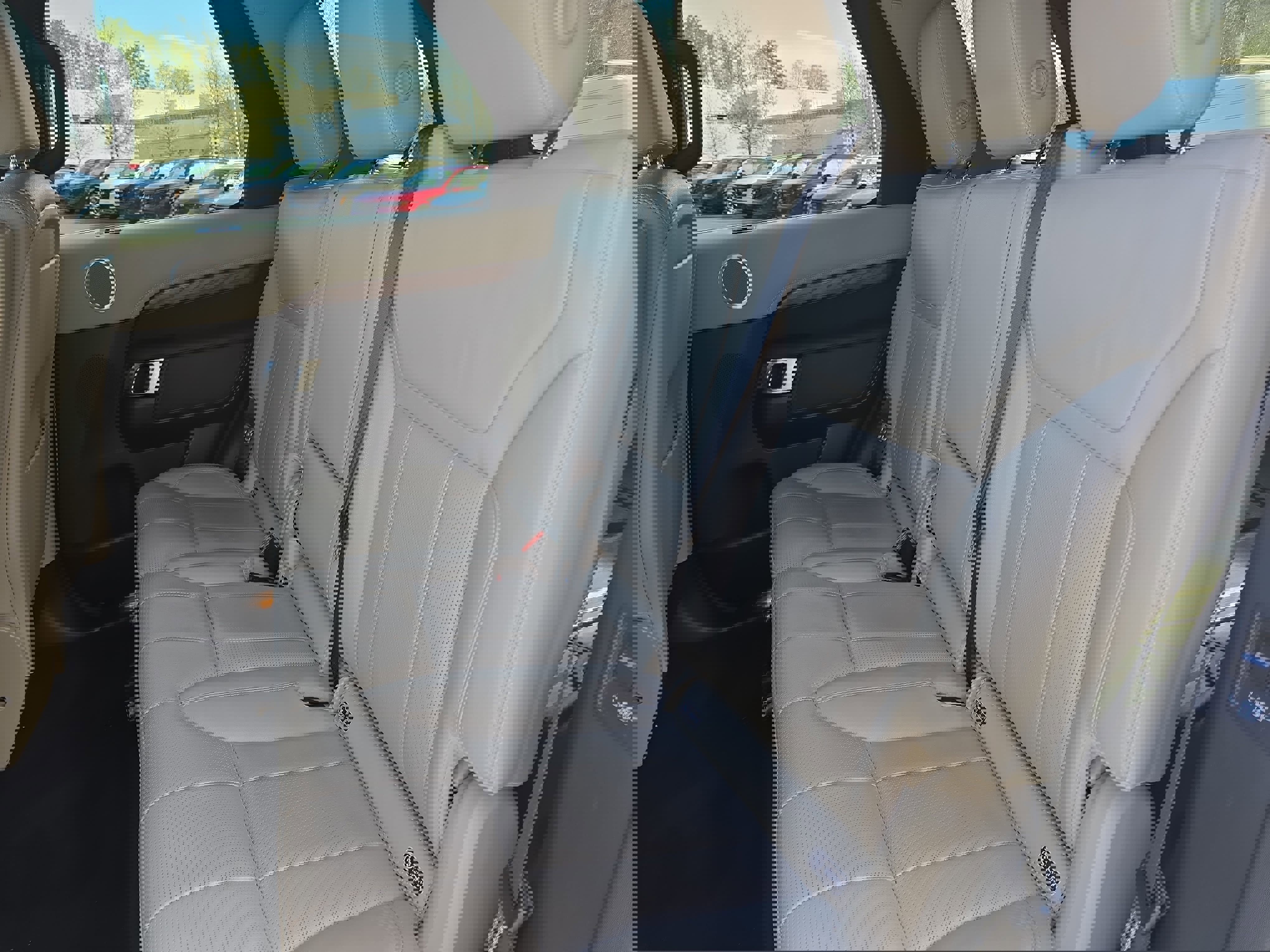 Used 2019 Land Rover Discovery HSE image 15