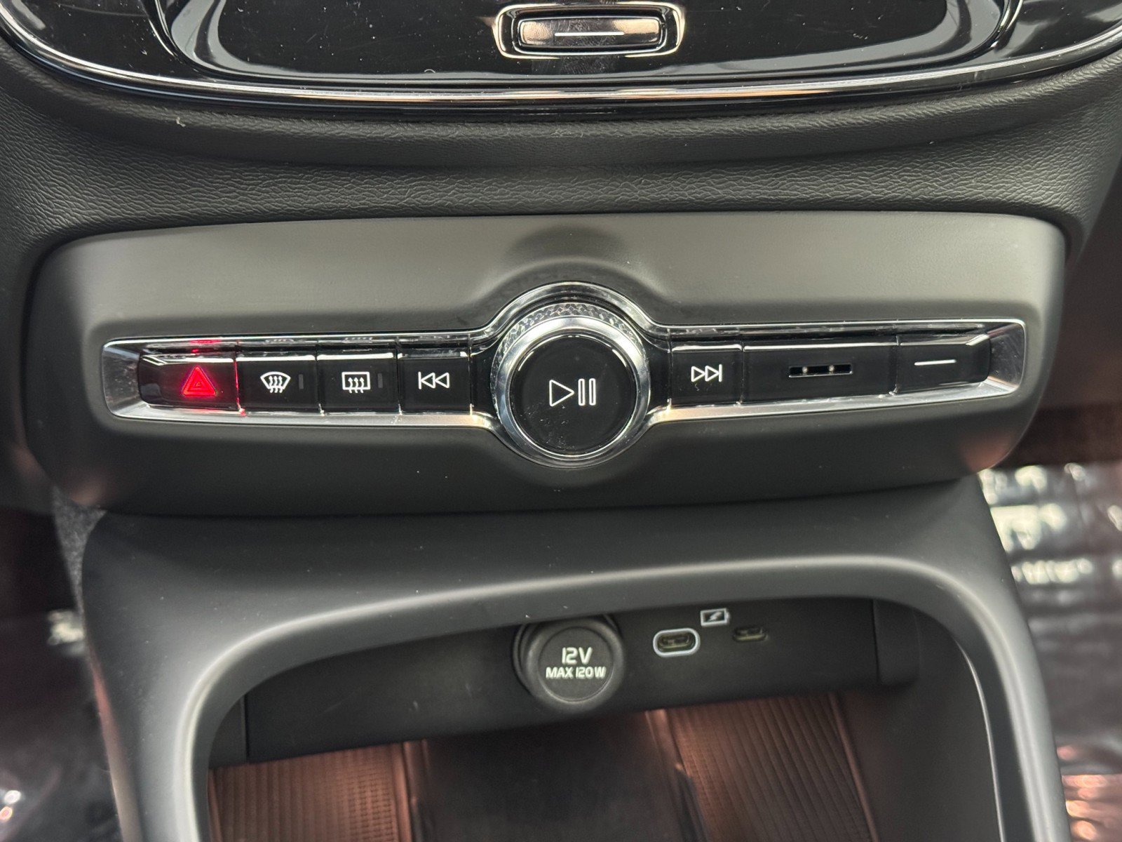 Used 2024 Volvo XC40 Recharge Plus w/ Protection Package Premier image 28