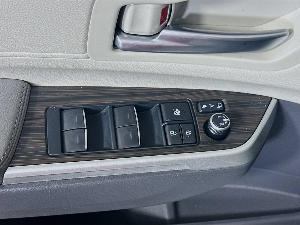 Certified 2023 Toyota Sienna Limited FWD image 17