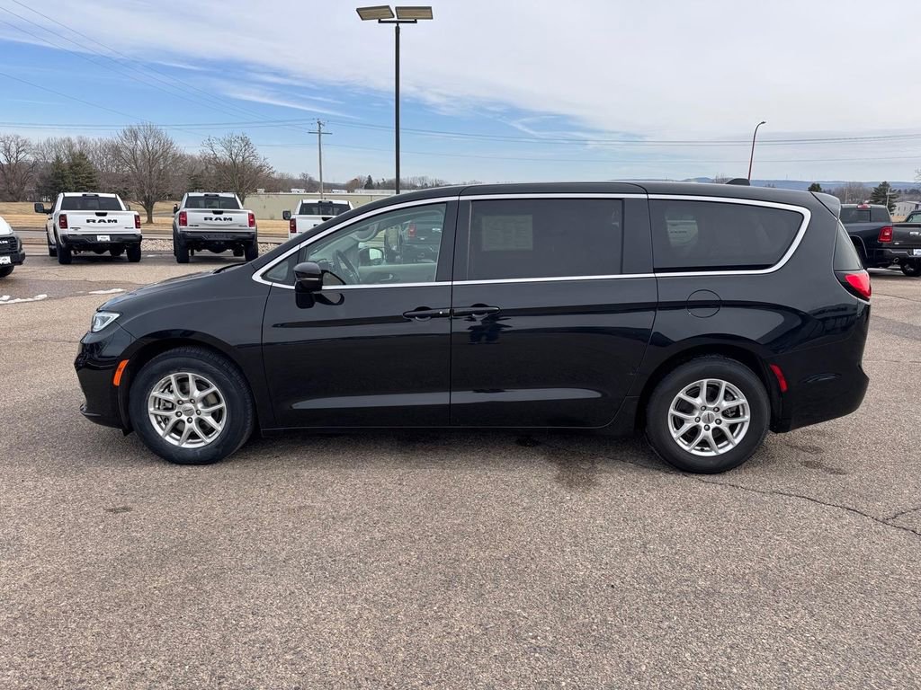 Used 2024 Chrysler Pacifica Touring-L image 2