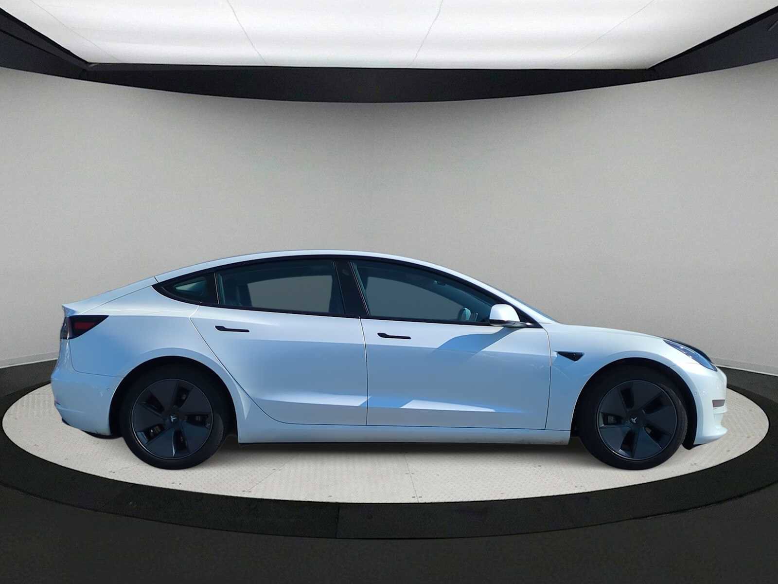 Used 2021 Tesla Model 3 Standard Range Plus image 9