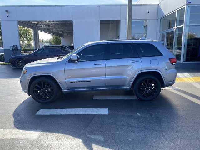 Used 2019 Jeep Grand Cherokee Altitude image 5