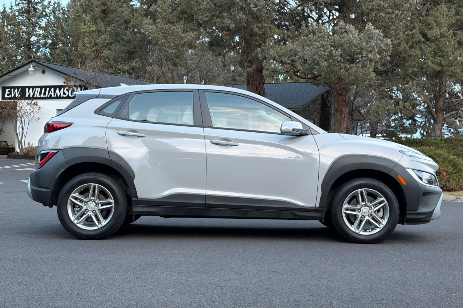 Used 2022 Hyundai Kona SE image 3
