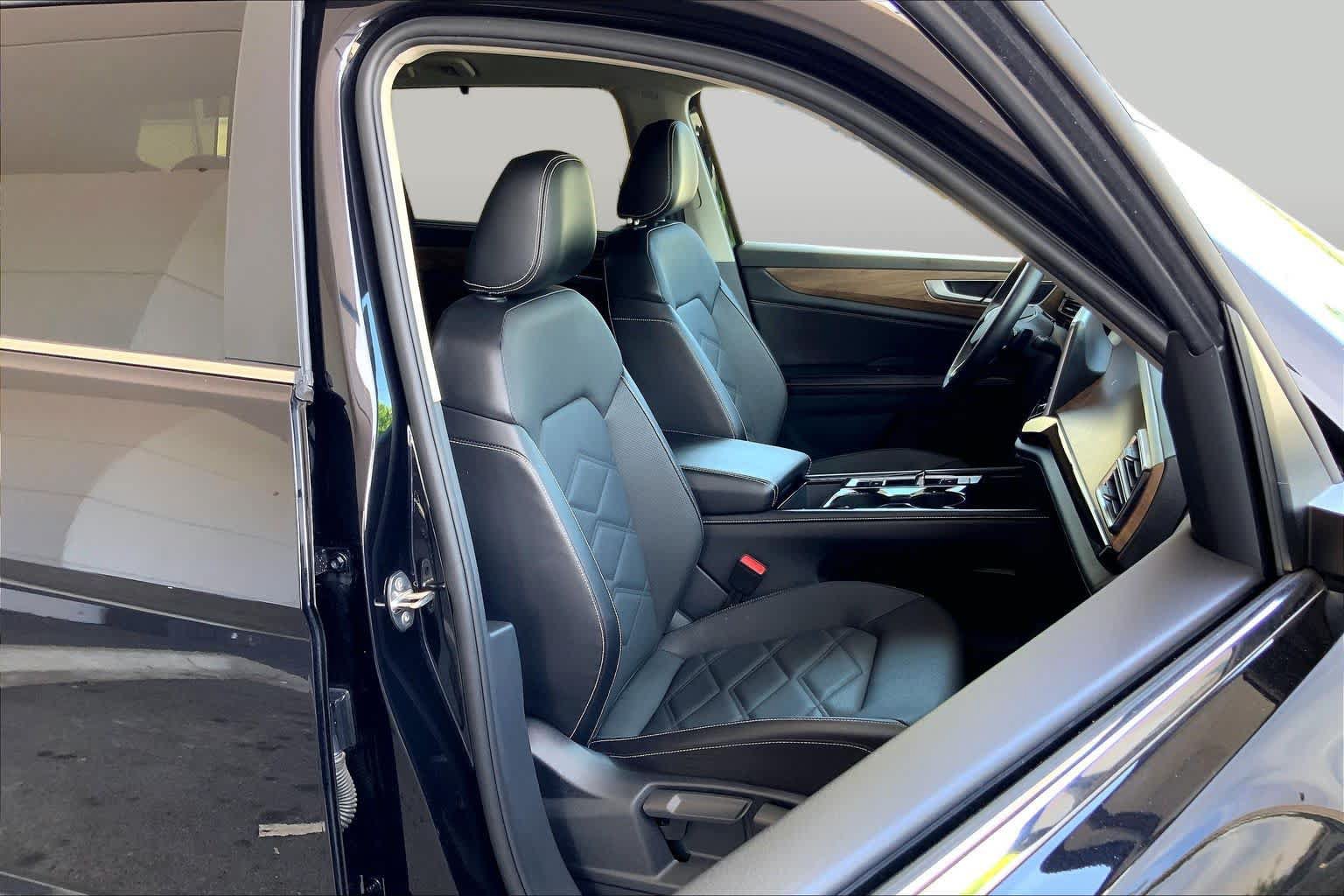 Used 2024 Volkswagen Atlas SE AWD/4WD image 9