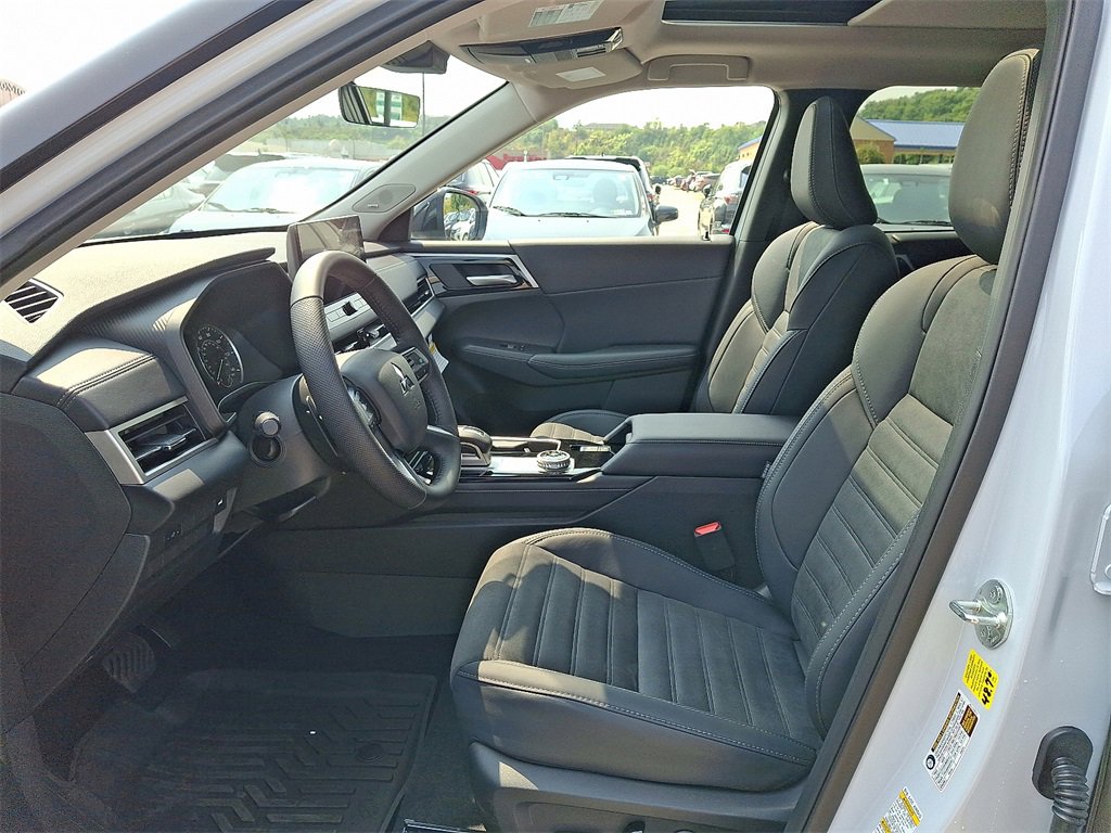 New 2025 Mitsubishi Outlander SE image 6