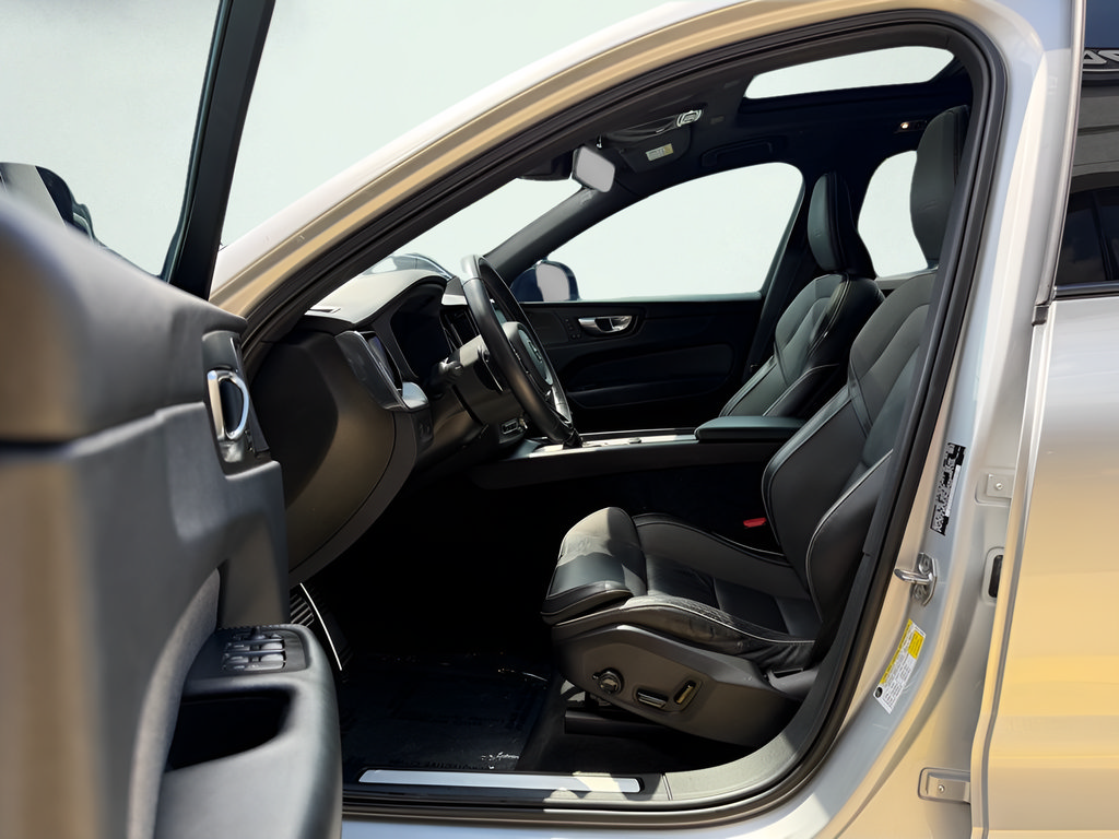 Used 2020 Volvo XC60 T5 R-Design FWD image 16