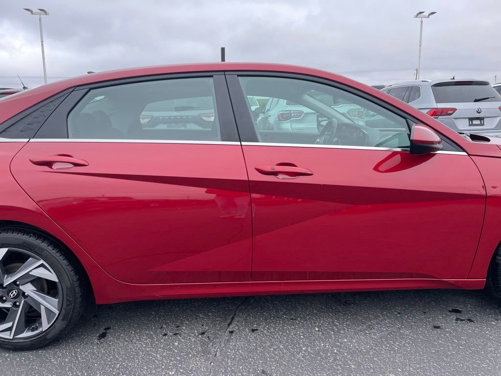 Used 2025 Hyundai Elantra SEL FWD image 28