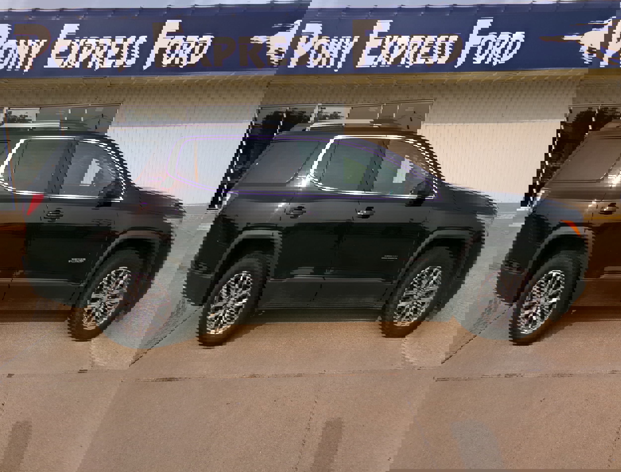 Used 2018 GMC Acadia SLE w/ LPO, Black Accent Package image 2