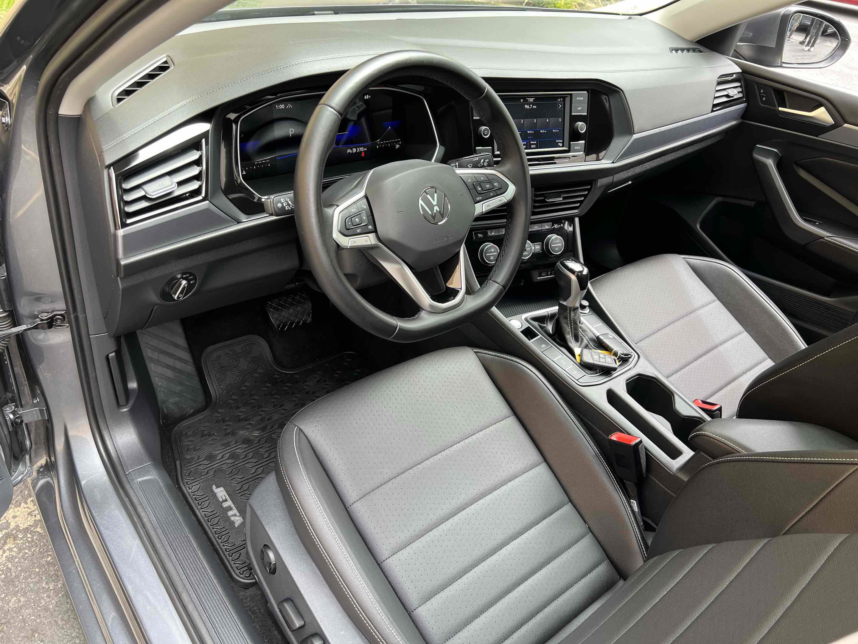 Used 2023 Volkswagen Jetta SE w/ Panoramic Sunroof Package FWD image 3