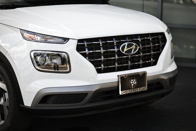 Certified 2025 Hyundai Venue SEL FWD image 2