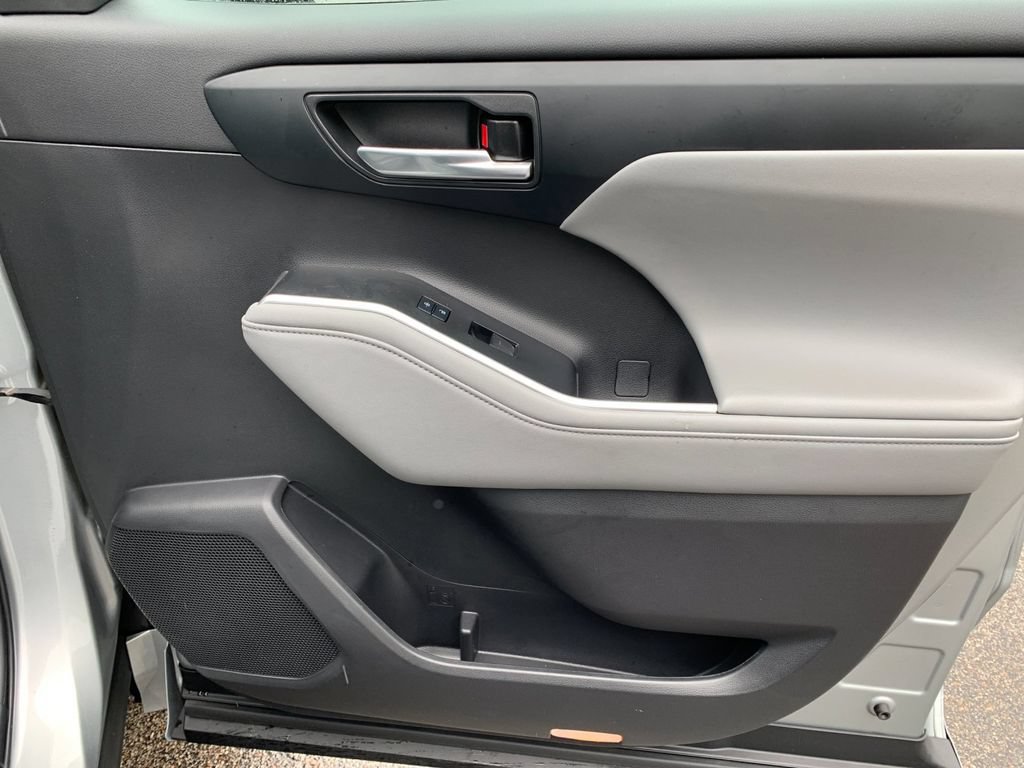 Used 2023 Toyota Highlander XLE FWD image 20