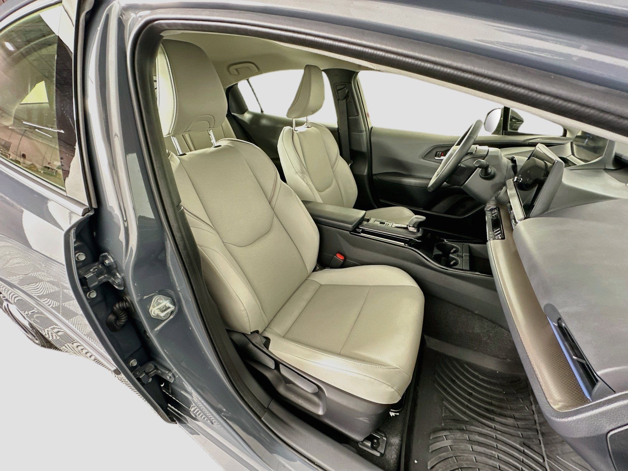 Used 2024 Toyota Prius XLE FWD image 30