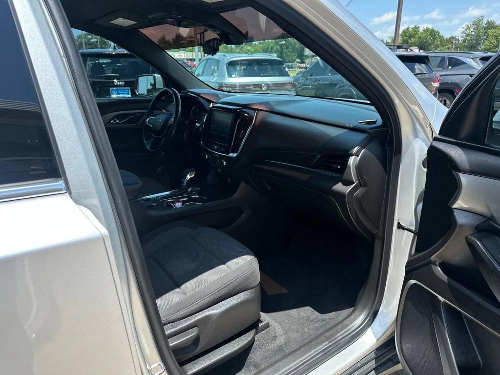 Used 2022 Chevrolet Traverse LT FWD image 26