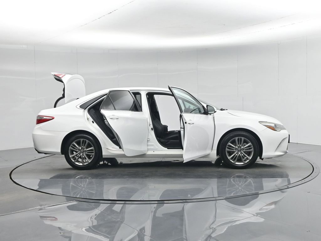 Used 2017 Toyota Camry SE image 4